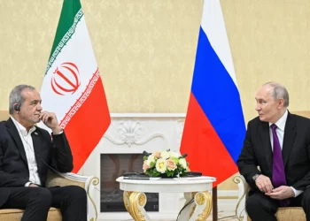 Vladimir Putin conversa con Masoud Pezeshkian durante una reunión en Turkmenistán el 8 de octubre de 2026.