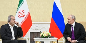Vladimir Putin conversa con Masoud Pezeshkian durante una reunión en Turkmenistán el 8 de octubre de 2026.