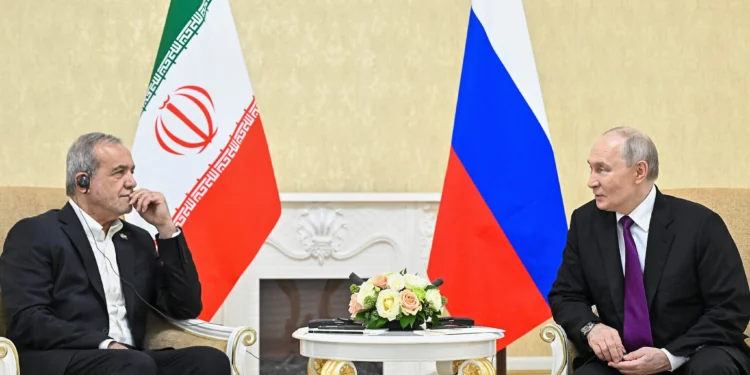 Vladimir Putin conversa con Masoud Pezeshkian durante una reunión en Turkmenistán el 8 de octubre de 2026.