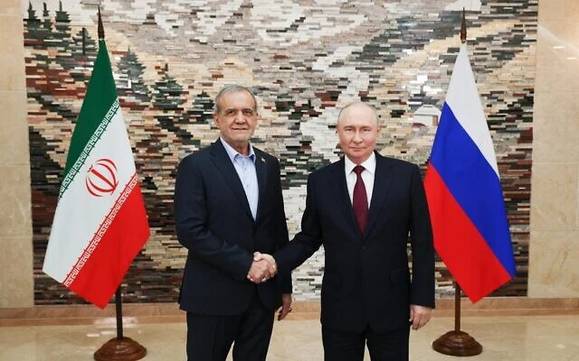 Reunión de Vladímir Putin y Masoud Pezeshkian en Biskek Los presidentes Vladímir Putin y Masoud Pezeshkian se estrechan la mano durante una reunión en Biskek.