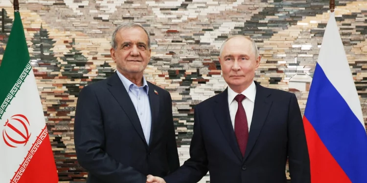 El presidente ruso Vladimir Putin y el presidente iraní Masoud Pezeshkian posan durante una reunión en Bishkek, Kirguistán, el 1 de septiembre de 2026.
