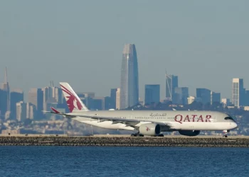 Un avión de Qatar Airways se prepara para despegar en el Aeropuerto Internacional de San Francisco el 22 de diciembre de 2020.
