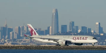 Un avión de Qatar Airways se prepara para despegar en el Aeropuerto Internacional de San Francisco el 22 de diciembre de 2020.