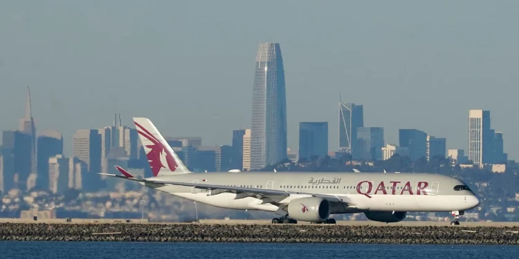 Un avión de Qatar Airways se prepara para despegar en el Aeropuerto Internacional de San Francisco el 22 de diciembre de 2020.