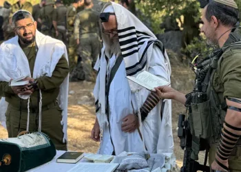 El rabino del batallón, Elyashiv Hacohen, lee la Torá.