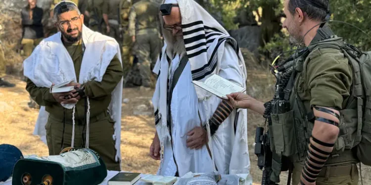 El rabino del batallón, Elyashiv Hacohen, lee la Torá.