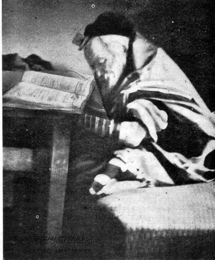 El rabino Yisrael Meir haKohen Kagan reza al final de su vida