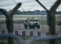 Un vehículo blindado patrulla el interior de la base RAF Fairford, en el suroeste de Inglaterra, el 28 de septiembre de 2026, un día después de que la policía antiterrorista británica investigara un incidente grave cerca de la base.