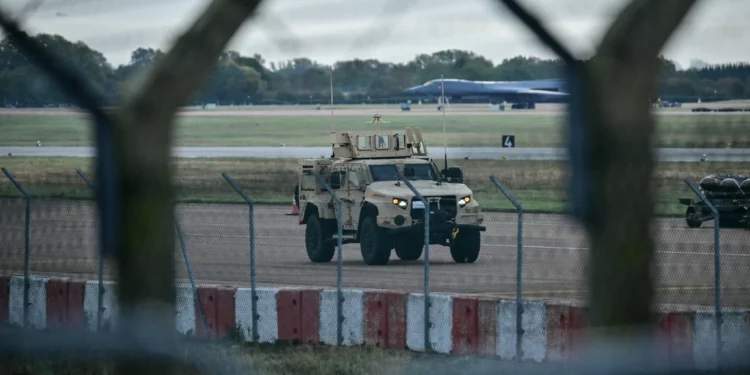 Un vehículo blindado patrulla el interior de la base RAF Fairford, en el suroeste de Inglaterra, el 28 de septiembre de 2026, un día después de que la policía antiterrorista británica investigara un incidente grave cerca de la base.