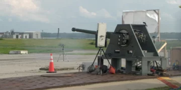 Sistema antiaéreo Raid Hunter de Northrop Grumman, equipado con un cañón de 50 mm y diseñado para integrar el radar Gryphon R1810.
