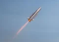 Interceptor antidrones Coyote Block 2C+RM de Raytheon con propulsión por cohete.