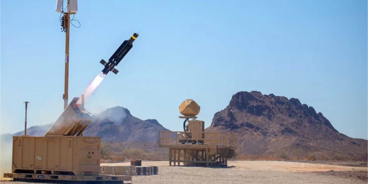 Sistema antidrones LIDS de Raytheon, con radar KuRFS de vigilancia de 360 grados e interceptores Coyote.