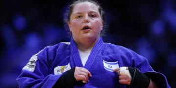La israelí Raz Hershko celebra su victoria en el combate por el bronce de más de 78 kilos en el Mundial de Judo de Bakú, el 10 de octubre de 2026.