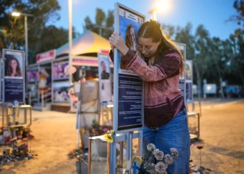 Raz Zarfati, hermana de Ron Zarfati, asiste al memorial por el tercer aniversario del ataque de Hamás en el lugar del festival Nova, cerca del kibutz Re'im.