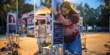 Raz Zarfati, hermana de Ron Zarfati, asiste al memorial por el tercer aniversario del ataque de Hamás en el lugar del festival Nova, cerca del kibutz Re'im.