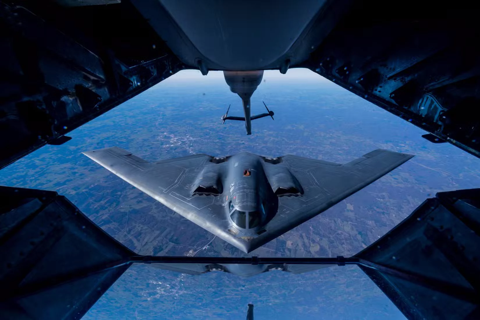 Un KC-10 Extender del 2.º Escuadrón de Reabastecimiento Aéreo, con base en McGuire-Dix-Lakehurst, se prepara para reabastecer a un B-2 Spirit durante un ejercicio cerca de Kansas, el 10 de noviembre de 2016.