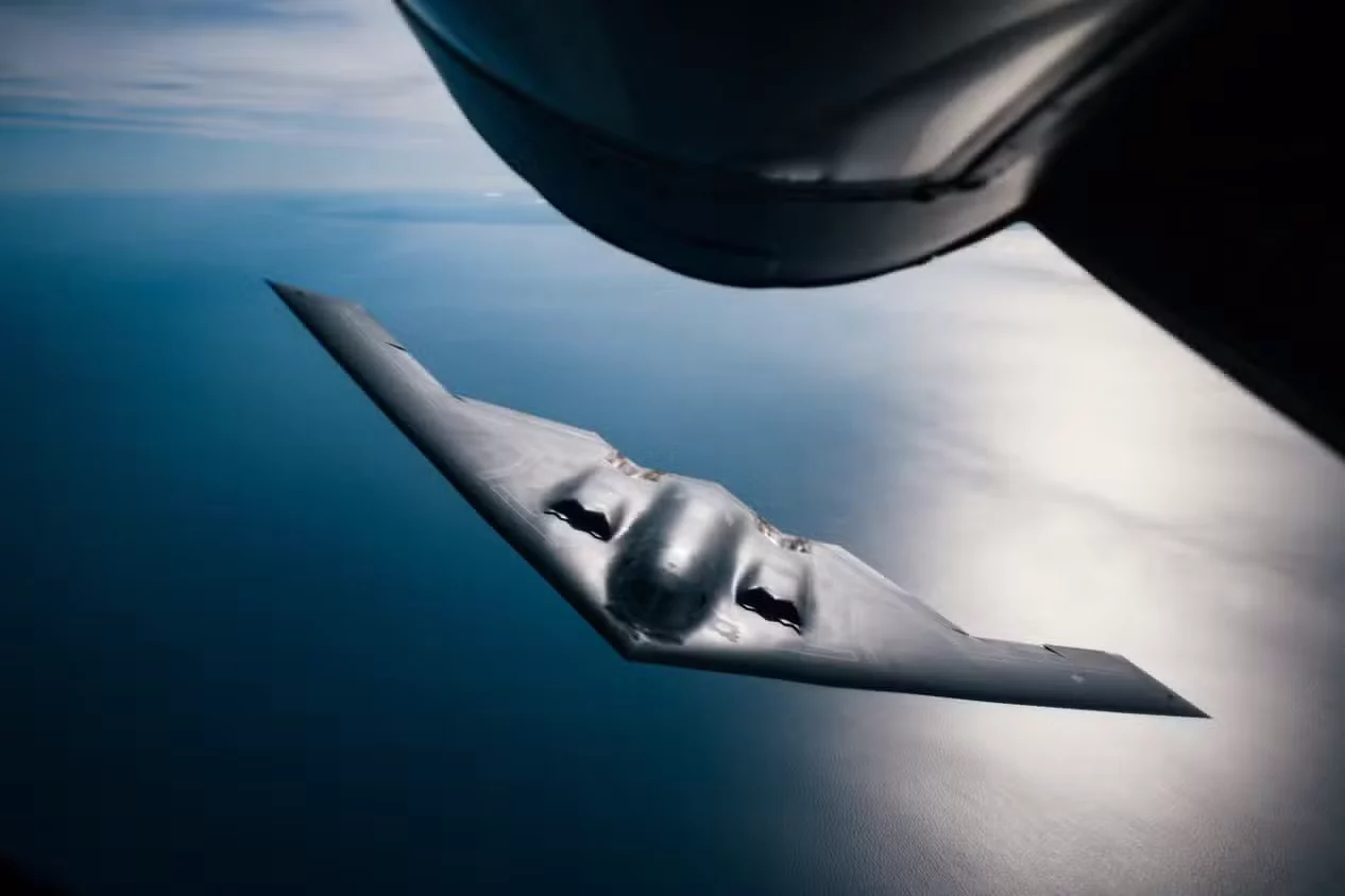 Un B-2 Spirit de la 509.ª Ala de Bombardeo se aproxima a un KC-135 Stratotanker del 351.º Escuadrón de Reabastecimiento Aéreo durante un ejercicio sobre Inglaterra el 29 de agosto de 2019.