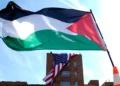 Una gran bandera estadounidense desplegada en Lisner Hall, en el campus de la Universidad George Washington, en Washington, el 3 de mayo de 2024, durante una protesta por la guerra entre Israel y Hamás.