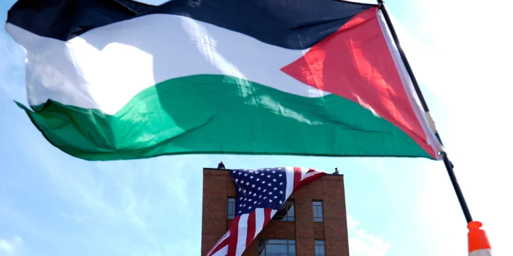 Una gran bandera estadounidense desplegada en Lisner Hall, en el campus de la Universidad George Washington, en Washington, el 3 de mayo de 2024, durante una protesta por la guerra entre Israel y Hamás.