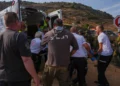 Equipos israelíes de seguridad y rescate evacúan heridos cerca del lugar donde explotó una munición durante una excursión escolar, cerca del kibutz Yiftah, en la zona de Ramim, junto a la frontera con el Líbano, el 12 de octubre de 2026. (Ayal Margolin/Flash90)