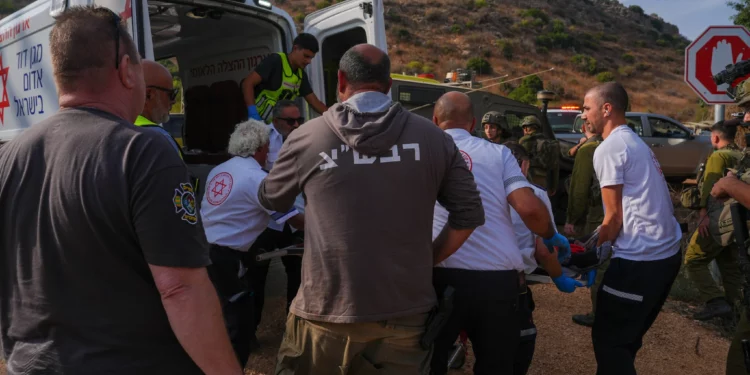Equipos israelíes de seguridad y rescate evacúan heridos cerca del lugar donde explotó una munición durante una excursión escolar, cerca del kibutz Yiftah, en la zona de Ramim, junto a la frontera con el Líbano, el 12 de octubre de 2026. (Ayal Margolin/Flash90)