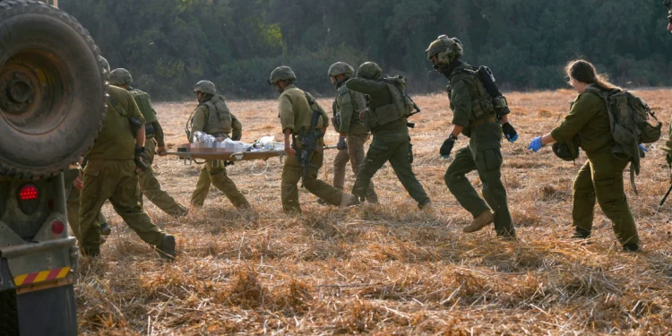 Fuerzas israelíes de seguridad y rescate evacúan a heridos tras la explosión de una munición sin detonar durante una excursión escolar cerca de Yiftah, junto a la frontera con Líbano, el 12 de octubre de 2026.