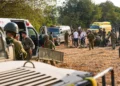 Equipos israelíes de seguridad y rescate evacúan a heridos cerca del lugar donde explotó una munición sin detonar de Hezbolá durante una excursión escolar en la cresta de Ramim, en el norte de Israel, cerca de la frontera con Líbano, el 12 de octubre de 2026.