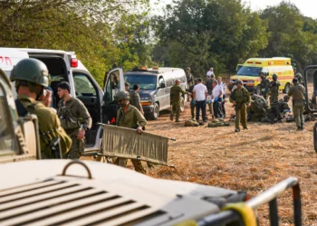 Fuerzas israelíes de seguridad y rescate evacúan a heridos tras una explosión durante una excursión escolar en la cordillera de Ramim.