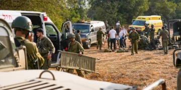 Equipos israelíes de seguridad y rescate evacúan a heridos cerca del lugar donde explotó una munición sin detonar de Hezbolá durante una excursión escolar en la cresta de Ramim, en el norte de Israel, cerca de la frontera con Líbano, el 12 de octubre de 2026.