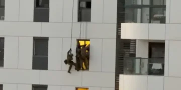 Agentes del Yamam descienden con cuerdas desde la azotea durante un rescate