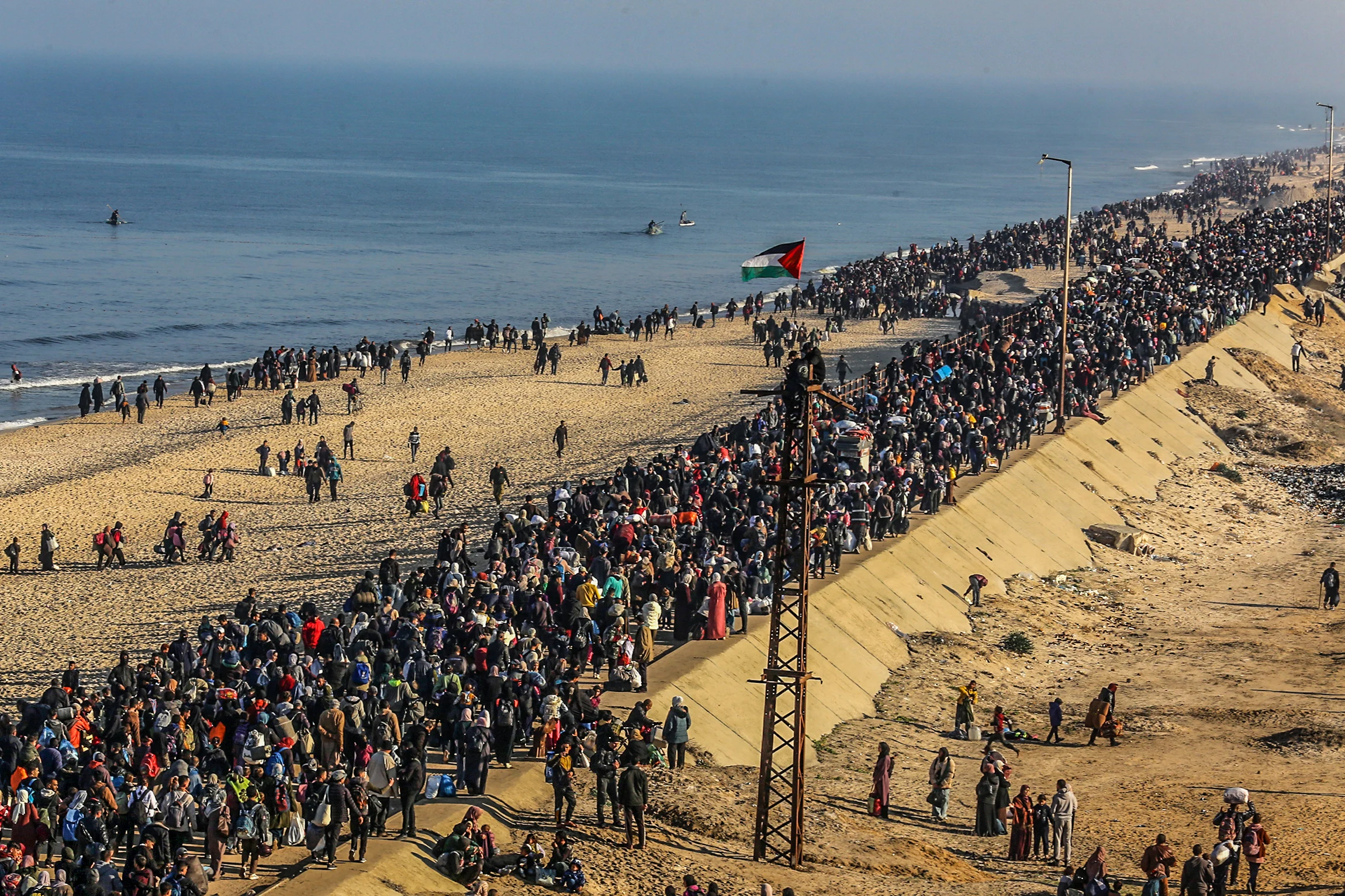 Habitantes de Gaza en la costa de la Franja de Gaza