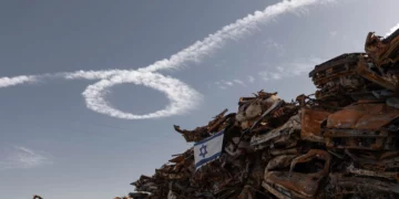 Restos de un automóvil quemado cerca de la frontera con Gaza tras el 7 de octubre de 2023.