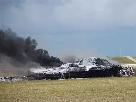 Restos del B-2 Spirit of Kansas tras el accidente.