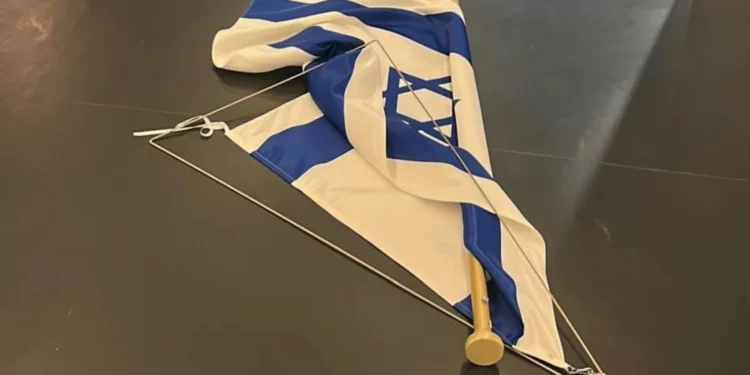 Bandera israelí retirada por Rima Hassan en el Parlamento Europeo