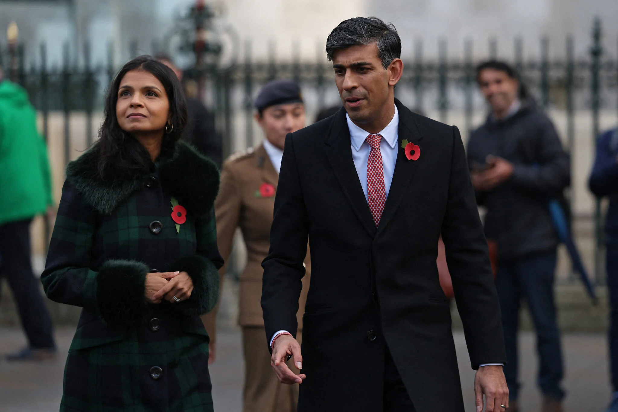 Rishi Sunak y Akshata Murty con insignias de amapolas rojas en la Abadía de Westminster, Londres, el 10 de noviembre de 2023.