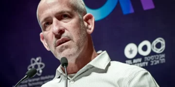Publicaciones humorísticas en redes sociales sobre Ronen Bar y el número de Netanyahu