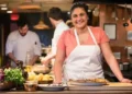 Samin Nosrat en una imagen de su serie de Netflix de 2018 «Salt Fat Acid Heat». La chef participó en el JCCSF el 5 de octubre de 2026. (Adam Rose/Netflix vía JTA)
