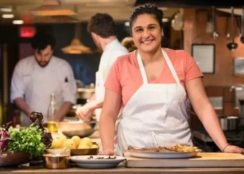 Samin Nosrat en una imagen de su serie de Netflix de 2018 «Salt Fat Acid Heat». La chef participó en el JCCSF el 5 de octubre de 2026. (Adam Rose/Netflix vía JTA)