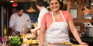 Samin Nosrat en una imagen de su serie de Netflix de 2018 «Salt Fat Acid Heat». La chef participó en el JCCSF el 5 de octubre de 2026. (Adam Rose/Netflix vía JTA)