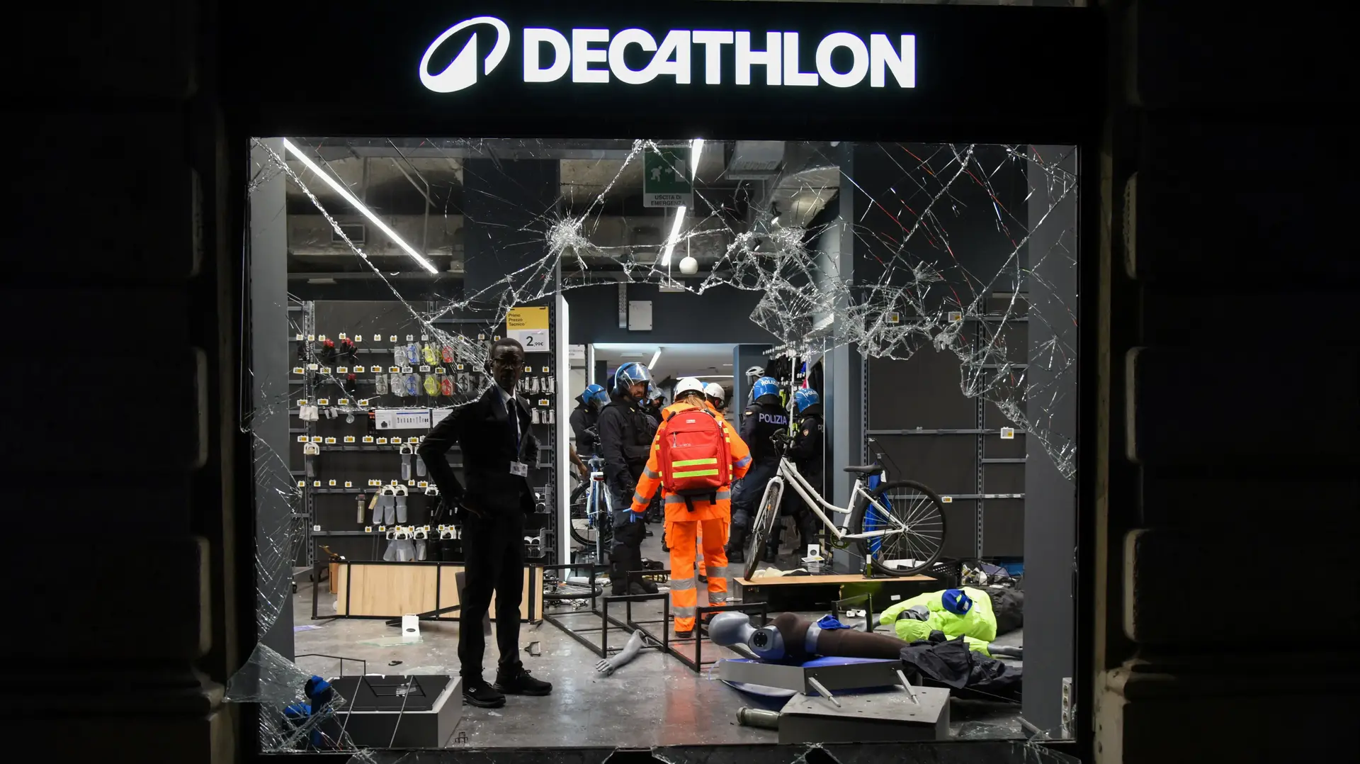 Protestas en Milán Saqueo de una tienda en Milán durante las protestas