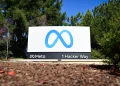 El logotipo de Meta (antes Facebook) en la entrada de su sede en Menlo Park, California, el 9 de noviembre de 2022.