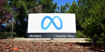 El logotipo de Meta (antes Facebook) en la entrada de su sede en Menlo Park, California, el 9 de noviembre de 2022.
