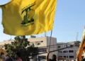Partidarios de Hezbolá ondean banderas durante un acto en los suburbios del sur de Beirut.