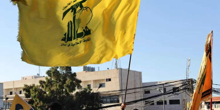 Partidarios de Hezbolá ondean banderas durante un acto en los suburbios del sur de Beirut.