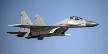 Caza Shenyang J-16 de la Fuerza Aérea china, derivado de la familia Su-27