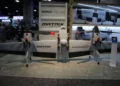 Sistema Nomad 100 Fast Pack de Sikorsky expuesto en AUSA 2026, con cuatro drones VTOL armados y equipos de apoyo en un contenedor de 20 pies.