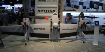 Sistema Nomad 100 Fast Pack de Sikorsky expuesto en AUSA 2026, con cuatro drones VTOL armados y equipos de apoyo en un contenedor de 20 pies.