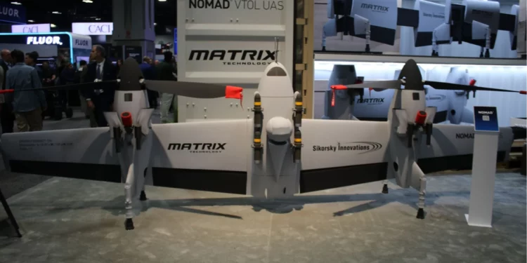 Sistema Nomad 100 Fast Pack de Sikorsky expuesto en AUSA 2026, con cuatro drones VTOL armados y equipos de apoyo en un contenedor de 20 pies.