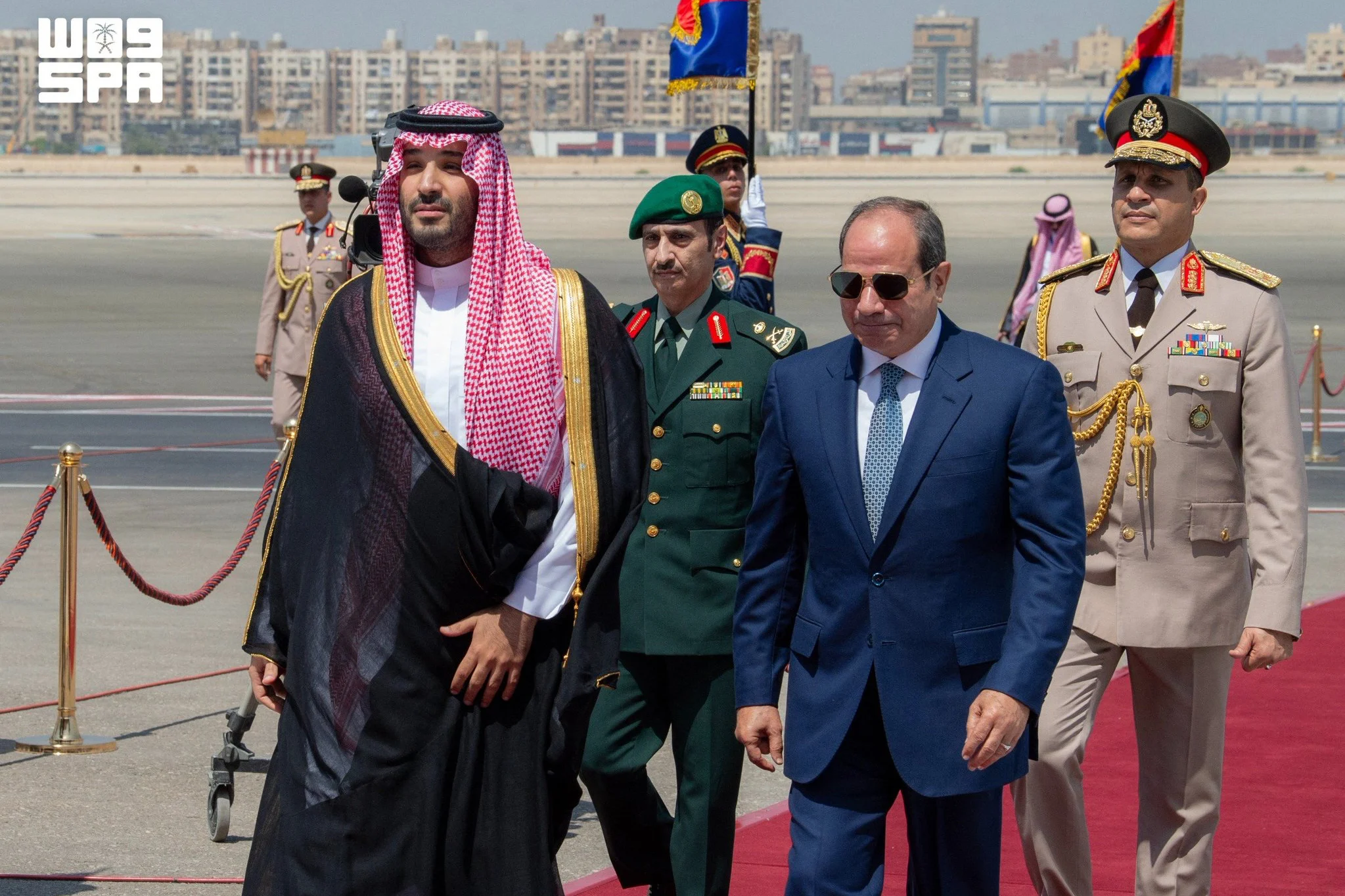 Abdel Fattah el-Sissi y Mohamed bin Salmán caminan durante la ceremonia de bienvenida en el aeropuerto de El Cairo el 15 de septiembre de 2026.