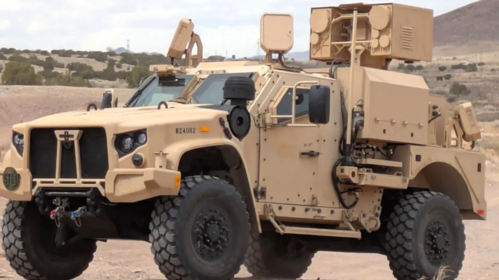 LOCUST sobre un JLTV Sistema de armas láser LOCUST instalado en un vehículo táctico ligero conjunto JLTV.